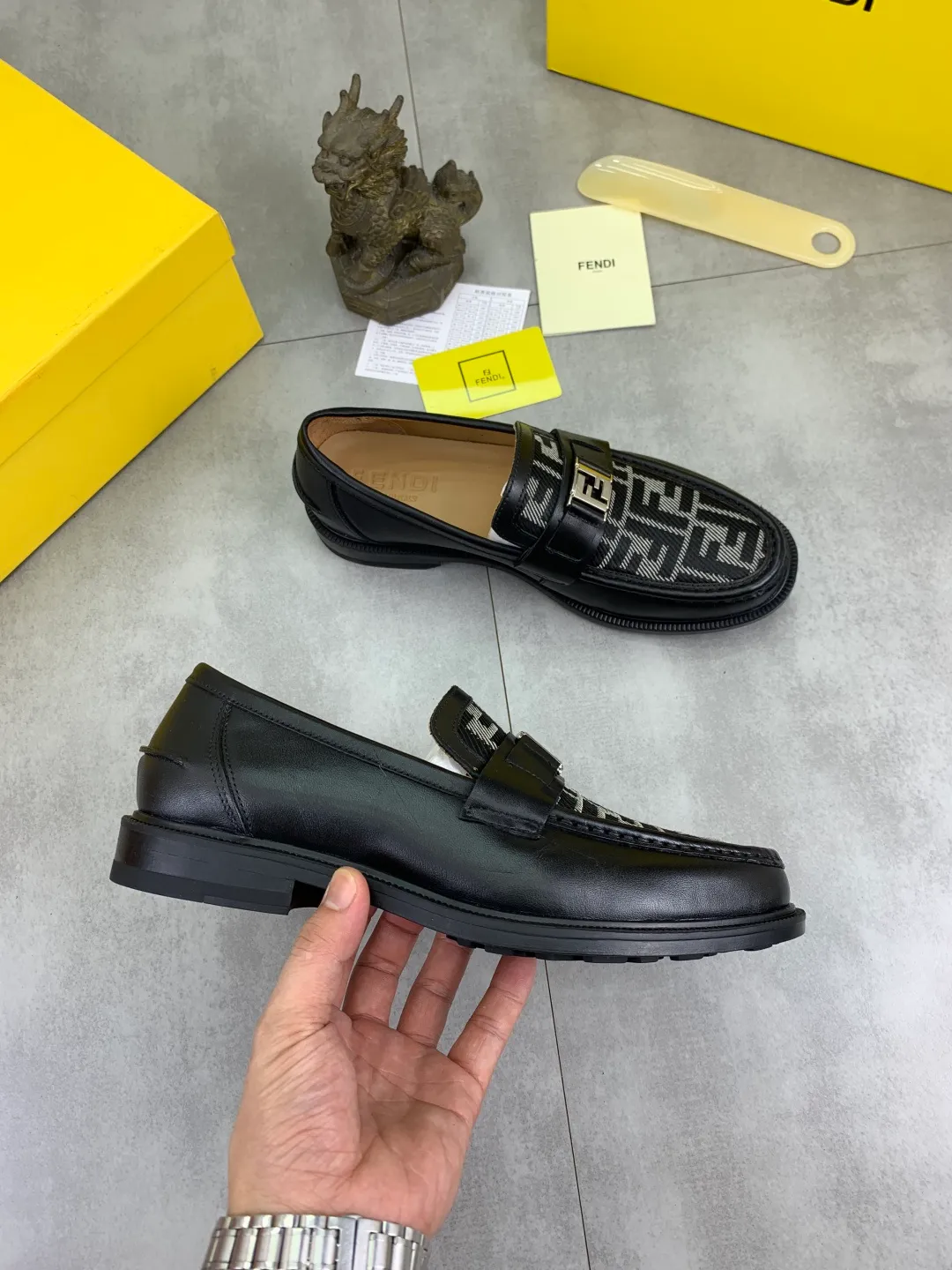 ​Men's shoes 💰P480💰[New model] Water dyed cowhide 🆘 The latest FENDI (Fendi) new casual leather shoes 🕶️🕶️Simple routing effect, showing an elegant and cool driving shoe 🎬Made of Italian 🇮🇹 imported calfskin + first-layer water-dyed cowhide lining🐂Excellent material🎬Detailed workmanship 🤗Comfortable foot feel➰➰. ​Pair it with any outfit to show your taste and temperament, low-key luxury ♻️Design ​simple and elegant ​noble and fashionable 🍃​Very loved and favored by trendy men 💓❤️Size: 38-44 2⃣️colors available